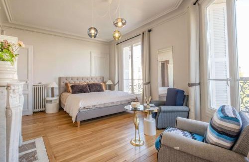 16th Arrondissement Appartement | Luxury Flat Eiffel View 3BR 7 Guests