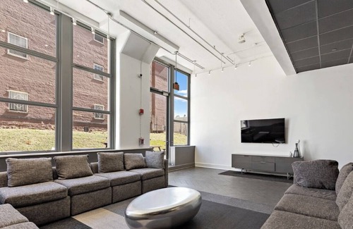 Jersey City Copropriété | Luxury furnished condo room and private bathroom. Quick NYC commute!