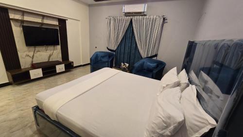 D.H.A. Lit Et Petit-Déjeuner | Luxury furnished rooms in Sunset Lane in DHA Phase II, Karachi