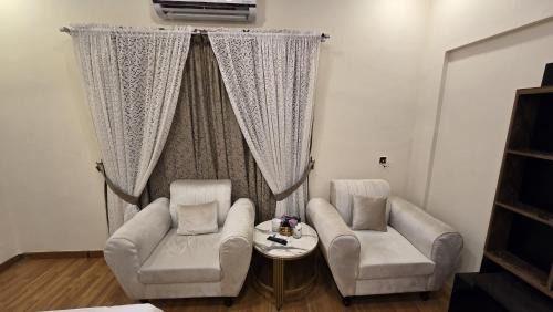 D.H.A. Lit Et Petit-Déjeuner | Luxury furnished rooms in Sunset Lane in DHA Phase II, Karachi