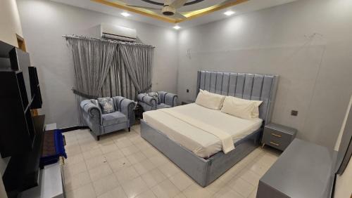 D.H.A. Lit Et Petit-Déjeuner | Luxury furnished rooms in Sunset Lane in DHA Phase II, Karachi