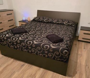 Carbonia Appartement | Luxury Garden Flat
