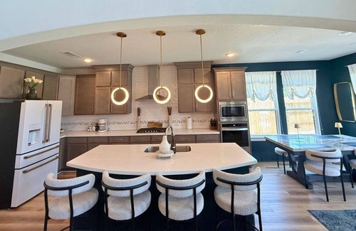 Atascocita Maison | Luxury Getaway w/ Pool, Sauna, Gym & Lagoon