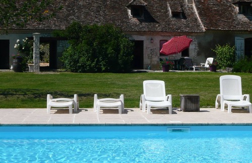 Boisse Cottage | gite de luxe pour couples adultes, paisable, vues dégagées, large piscine