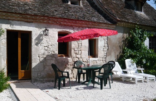 Boisse Cottage | gite de luxe pour couples adultes, paisable, vues dégagées, large piscine