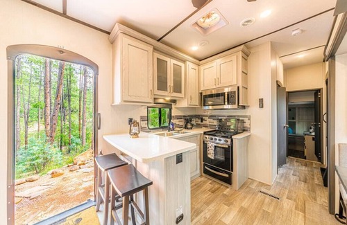 Christopher Creek Maison | Luxury Glamper Retreat 14 Forest Site