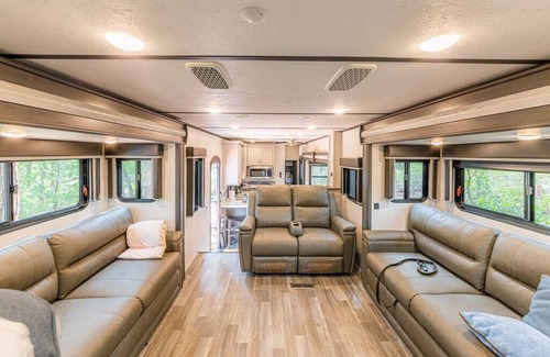 Christopher Creek Maison | Luxury Glamper Retreat 14 Forest Site
