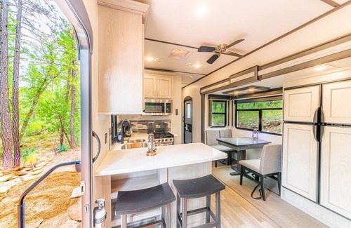 Christopher Creek Maison | Luxury Glamper Retreat 14 Forest Site