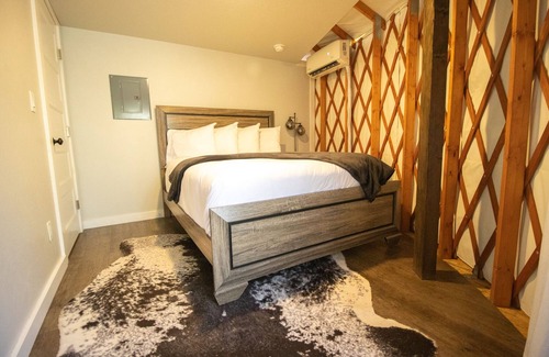 Escalante Station Balnéaire | Luxury Glamping Yurt Resort Between National Parks with desert mountain views, close to hiking trails, slot canyons, off-roading and more!