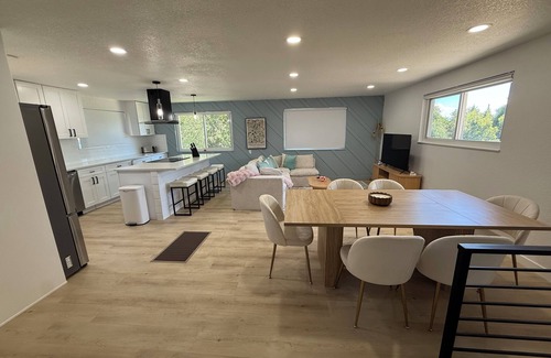 Applewood West Maison | Luxury Golden Retreat w Spa + Game Room w video games and pool table, Sleeps 15