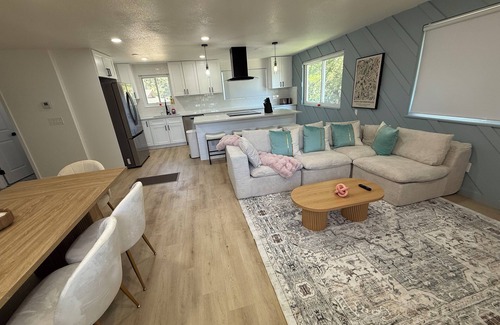Applewood West Maison | Luxury Golden Retreat w Spa + Game Room w video games and pool table, Sleeps 15