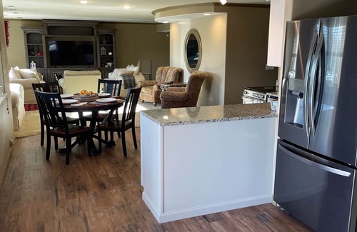 South Jordan Maison | Luxury Guest Duplex - 3 Minutes from Freeway and Close to Everything Else!