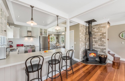 Moreton Bay Region Maison | Luxury Hamptons Style Country House on 40 Picturesque Acres | Free Netflix