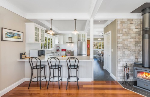 Moreton Bay Region Maison | Luxury Hamptons Style Country House on 40 Picturesque Acres | Free Netflix