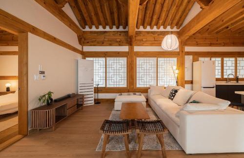 Gimpo Appartement | Luxury Hanok Red Serenity