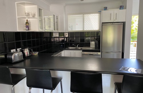 Palm Cove Appartement | Luxury Haven, Pool, Internet, HDTV, Gym