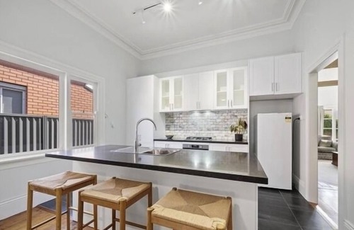 Lake Wendouree Maison | Luxury Heritage home in central Ballarat. Close to Lake Wendouree, restaurants.