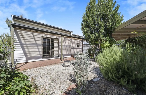 Lake Wendouree Maison | Luxury Heritage home in central Ballarat. Close to Lake Wendouree, restaurants.