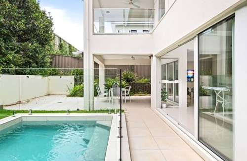 Carindale Maison | Luxury Hilltop Brand-New 5BD Holiday Home