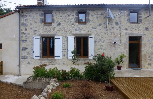 La Foret-sur-Sevre Maison | Évasion de maison de vacances de luxe, située dans un acre de jardin privé avec son propre lac