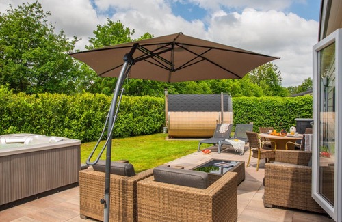 Heetveld Chalet De Ski | Luxury Holiday Chalet 1-4 persons with Private Jacuzzi, Private Sauna and Sun Shower.