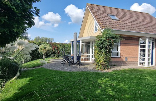 Medemblik Maison | nouveau à louer du 1 -02-2020! Belle maison sur l'eau et quai de bateau