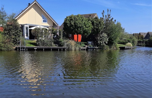 Medemblik Maison | nouveau à louer du 1 -02-2020! Belle maison sur l'eau et quai de bateau