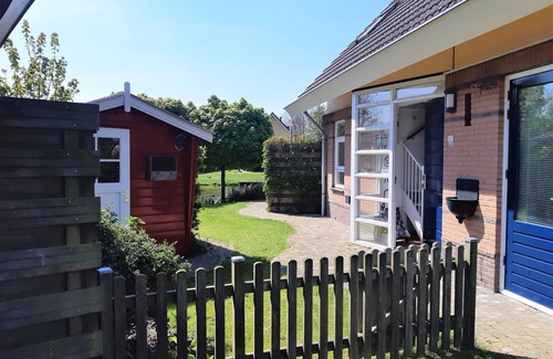 Medemblik Maison | nouveau à louer du 1 -02-2020! Belle maison sur l'eau et quai de bateau