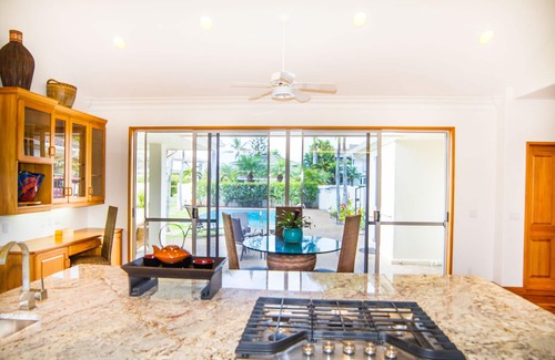 Poipu Villa | Maison de luxe, A / C, grande piscine, cuisine gastronomique, 4 salles de bains 6 salles de bains, 3 suites de maître.