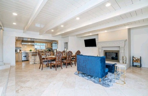 Lincoln Acres Maison | Luxury Home, centrally located to all of San Diego's attractions.