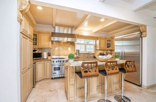 Lincoln Acres Maison | Luxury Home, centrally located to all of San Diego's attractions.