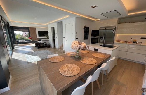 Peligros Chalet De Ski | Luxury Home in Granada with Private Pool