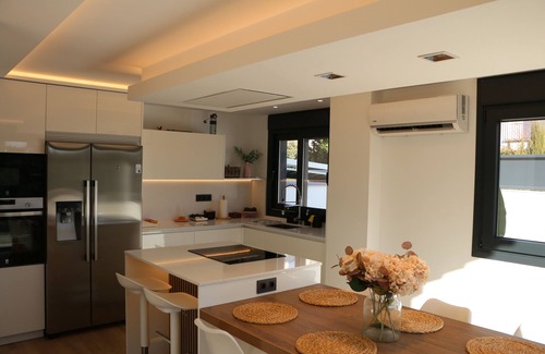 Peligros Chalet De Ski | Luxury Home in Granada with Private Pool