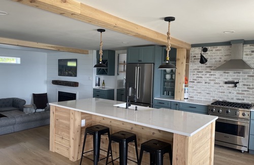 Burdett Maison | Famille et chien bienvenus à la maison! Seneca Lake Views: 3-Bed, 2-Bath on Wine Trail !!