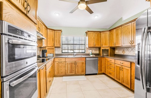 Marineland Acres Maison | Luxury home with a pool, enclosed yard, grill, washer/dryer & central AC