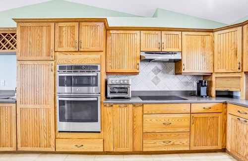 Marineland Acres Maison | Luxury home with a pool, enclosed yard, grill, washer/dryer & central AC