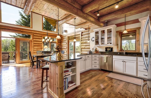 Condon Cabine | Luxury Home with Amazing Mission & Swan Mtn Views!