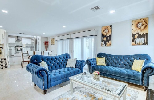 Paradise Maison | Luxury home with Pool and gym and RV parking