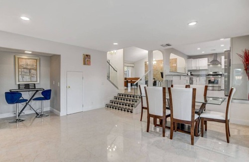 Paradise Maison | Luxury home with Pool and gym and RV parking