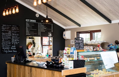 Dilton Marsh Chalet De Ski | Luxury Hot Tub Lakeside Lodge BARNACLE Near Longleat