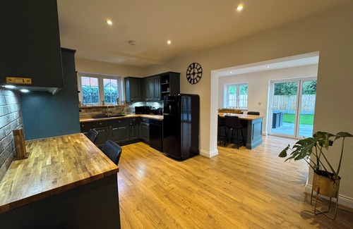 Brentwood Maison | Luxury House Brentwood, 4 Bedroom, 4 en-suites, Garden/BBQ/Free parking