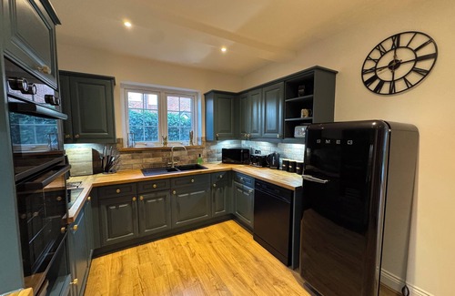Brentwood Maison | Luxury House Brentwood, 4 Bedroom, 4 en-suites, Garden/BBQ/Free parking