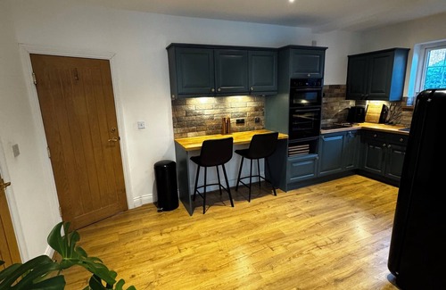 Brentwood Maison | Luxury House Brentwood, 4 Bedroom, 4 en-suites, Garden/BBQ/Free parking