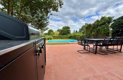 Kalksburg Appartement | Luxury House with Pool, Garden, AC & Sauna