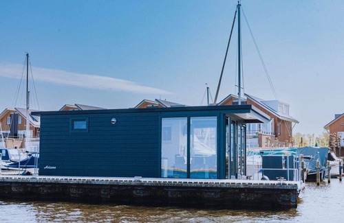 Municipality of Uitgeest Location De Bateaux | Péniche moderne avec air conditionné située dans la marina