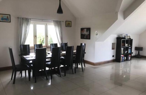Portroe Villa | Luxury Idyllic Lake View Setting with Hot Tub