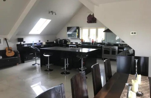 Portroe Villa | Luxury Idyllic Lake View Setting with Hot Tub