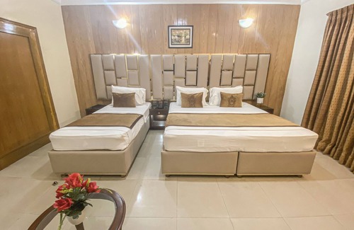 D.H.A. Lit Et Petit-Déjeuner | Luxury Independent 9 Bed Room Villa with attached bath and complete amenities.