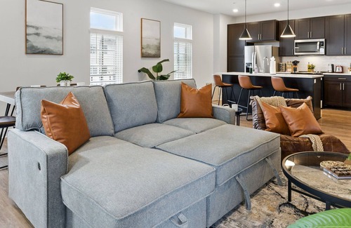 Downtown Columbus Copropriété | Luxury Italian Village 4-bed-| Pool, Gym, Roof-Top