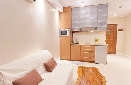 Ermita Night District Copropriété | Luxury King 1BR 1BA Condo w/ Balcony, Bayview, Pool, Netflix